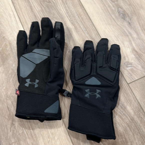 Under Armour black gloves - Picture 2 of 3